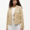 Blazer em sarja elástica com monograma em letra cursiva