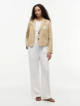 Blazer em sarja elástica com monograma em letra cursiva