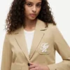 Blazer em sarja elástica com monograma em letra cursiva