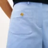 Calções de sarja com bolsos e botões dourados