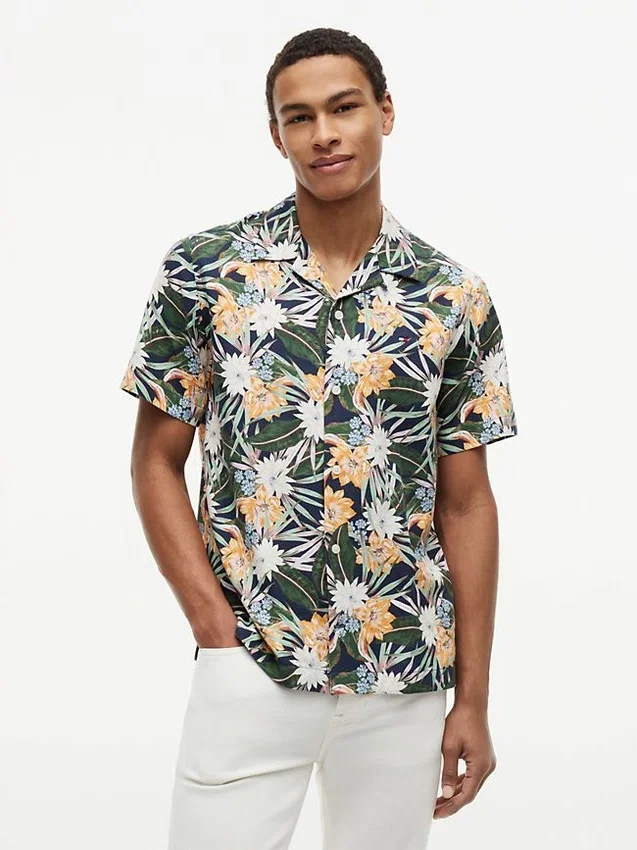 Camisa Camp com Estampa Floral Tropical de Corte Regular Camisa Camp com Estampa Floral Tropical de Corte Regular