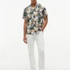 Camisa Camp com Estampa Floral Tropical de Corte Regular Camisa Camp com Estampa Floral Tropical de Corte Regular