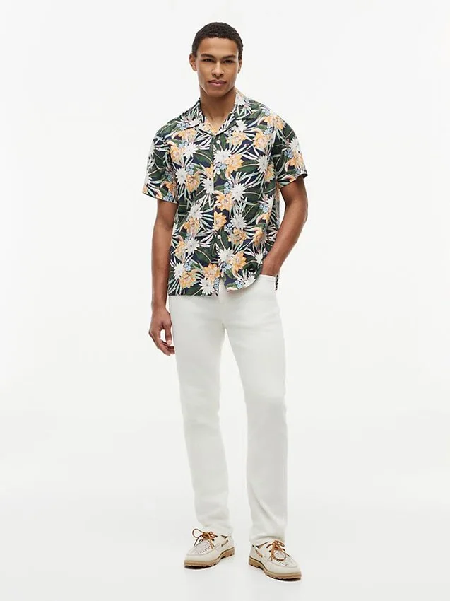 Camisa Camp com Estampa Floral Tropical de Corte Regular Camisa Camp com Estampa Floral Tropical de Corte Regular