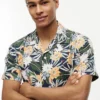 Camisa Camp com Estampa Floral Tropical de Corte Regular Camisa Camp com Estampa Floral Tropical de Corte Regular