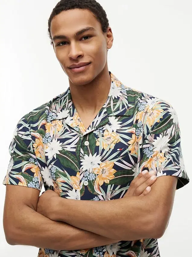 Camisa Camp com Estampa Floral Tropical de Corte Regular Camisa Camp com Estampa Floral Tropical de Corte Regular