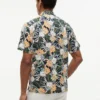 Camisa Camp com Estampa Floral Tropical de Corte Regular Camisa Camp com Estampa Floral Tropical de Corte Regular