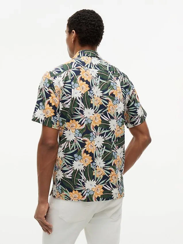 Camisa Camp com Estampa Floral Tropical de Corte Regular Camisa Camp com Estampa Floral Tropical de Corte Regular