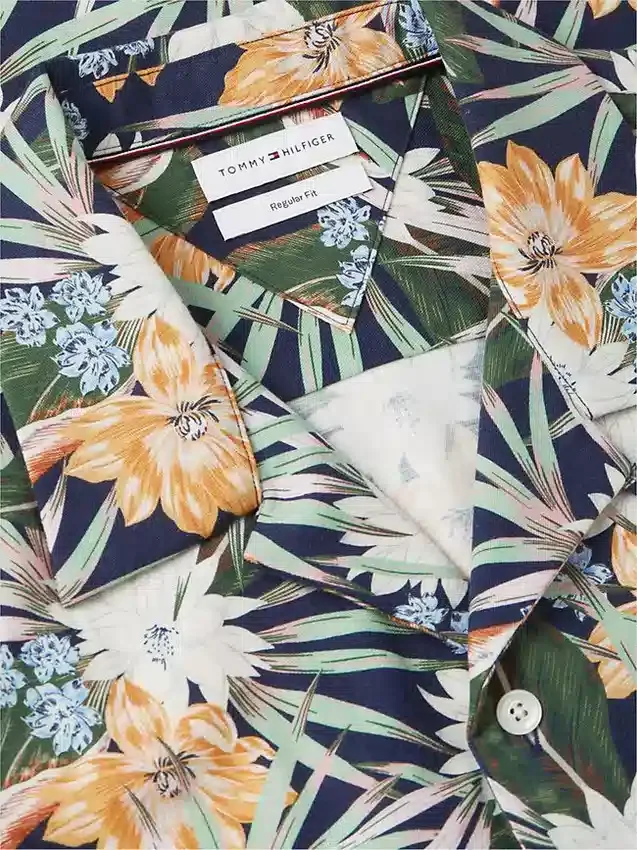 Camisa Camp com Estampa Floral Tropical de Corte Regular Camisa Camp com Estampa Floral Tropical de Corte Regular