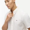 Camisa com corte regular tingida na peça Camisa com corte regular tingida na peça