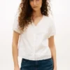 Camisa com decote em V e ilhós bordados