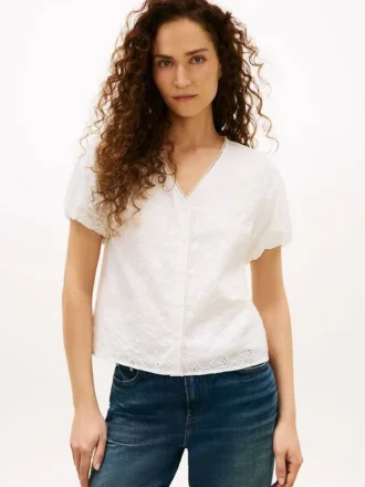 Camisa com decote em V e ilhós bordados