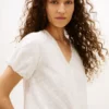 Camisa com decote em V e ilhós bordados