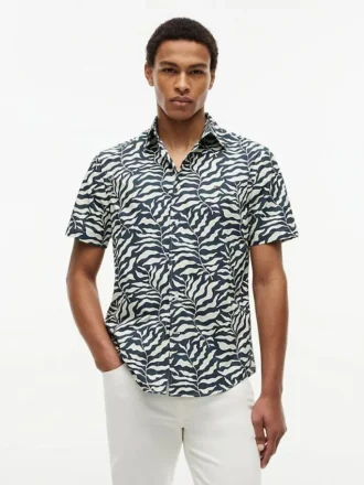 Camisa com estampado de folhas de palmeira e toque de papel