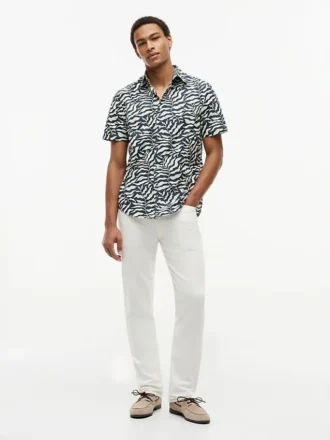 Camisa com estampado de folhas de palmeira e toque de papel