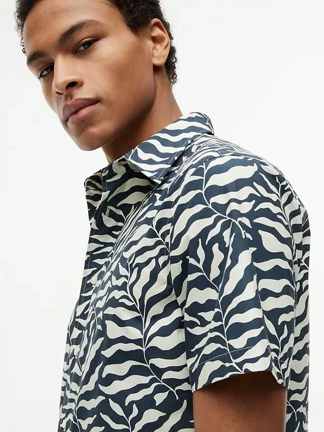 Camisa com estampado de folhas de palmeira e toque de papel Camisa com estampado de folhas de palmeira e toque de papel