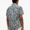 Camisa com estampado de folhas de palmeira e toque de papel Camisa com estampado de folhas de palmeira e toque de papel