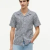 Camisa de acampamento com corte regular e estampado solar Camisa de acampamento com corte regular e estampado solar