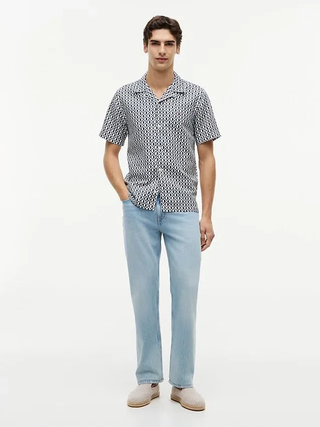 Camisa de acampamento com corte regular e estampado solar Camisa de acampamento com corte regular e estampado solar