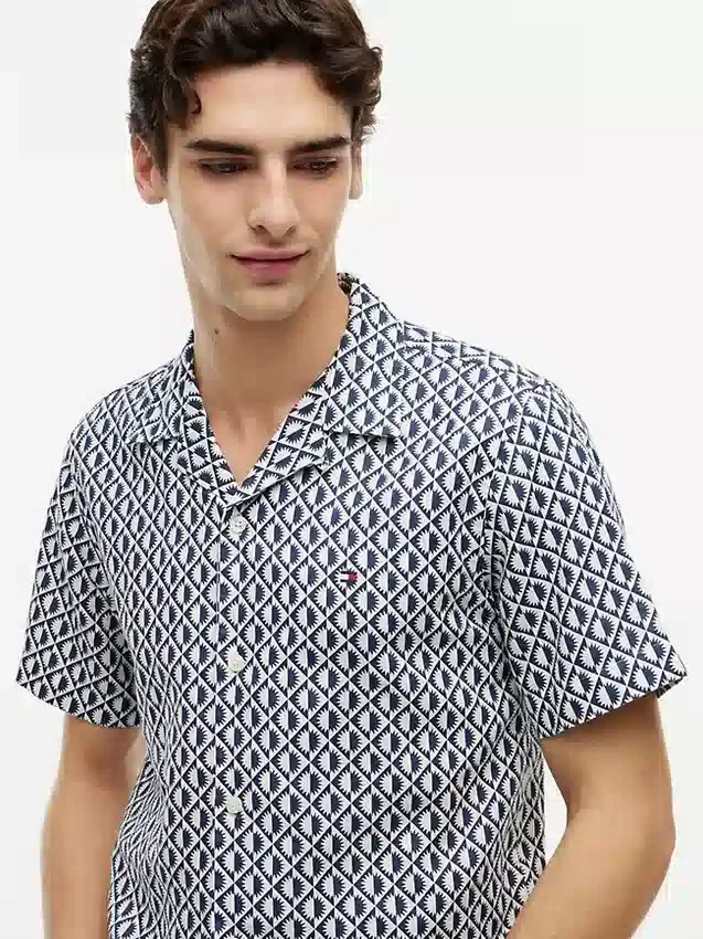 Camisa de acampamento com corte regular e estampado solar Camisa de acampamento com corte regular e estampado solar