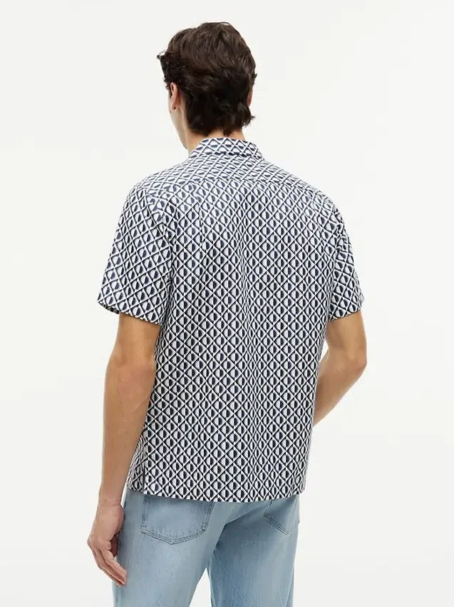 Camisa de acampamento com corte regular e estampado solar Camisa de acampamento com corte regular e estampado solar