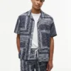 Camisa de acampamento com patchwork de bandana e corte clássico Camisa de acampamento com patchwork de bandana e corte clássico
