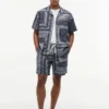 Camisa de acampamento com patchwork de bandana e corte clássico Camisa de acampamento com patchwork de bandana e corte clássico