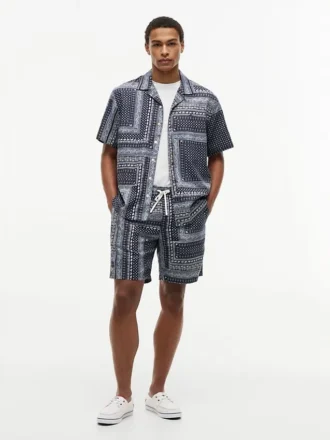 Camisa de acampamento com patchwork de bandana e corte clássico