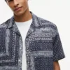 Camisa de acampamento com patchwork de bandana e corte clássico Camisa de acampamento com patchwork de bandana e corte clássico