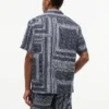 Camisa de acampamento com patchwork de bandana e corte clássico Camisa de acampamento com patchwork de bandana e corte clássico