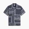 Camisa de acampamento com patchwork de bandana e corte clássico Camisa de acampamento com patchwork de bandana e corte clássico
