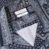 Camisa de acampamento com patchwork de bandana e corte clássico Camisa de acampamento com patchwork de bandana e corte clássico