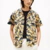 Camisa de acampamento com toque de papel e estampado de folhas de palmeira Camisa de acampamento com toque de papel e estampado de folhas de palmeira