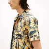 Camisa de acampamento com toque de papel e estampado de folhas de palmeira Camisa de acampamento com toque de papel e estampado de folhas de palmeira