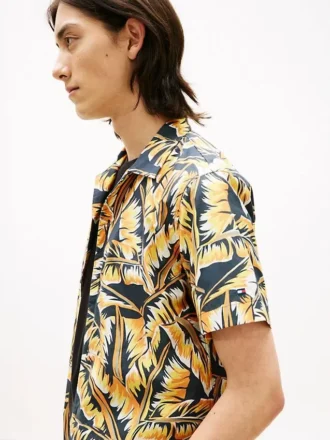 Camisa de acampamento com toque de papel e estampado de folhas de palmeira