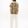 Camisa de acampamento com toque de papel e estampado de folhas de palmeira Camisa de acampamento com toque de papel e estampado de folhas de palmeira