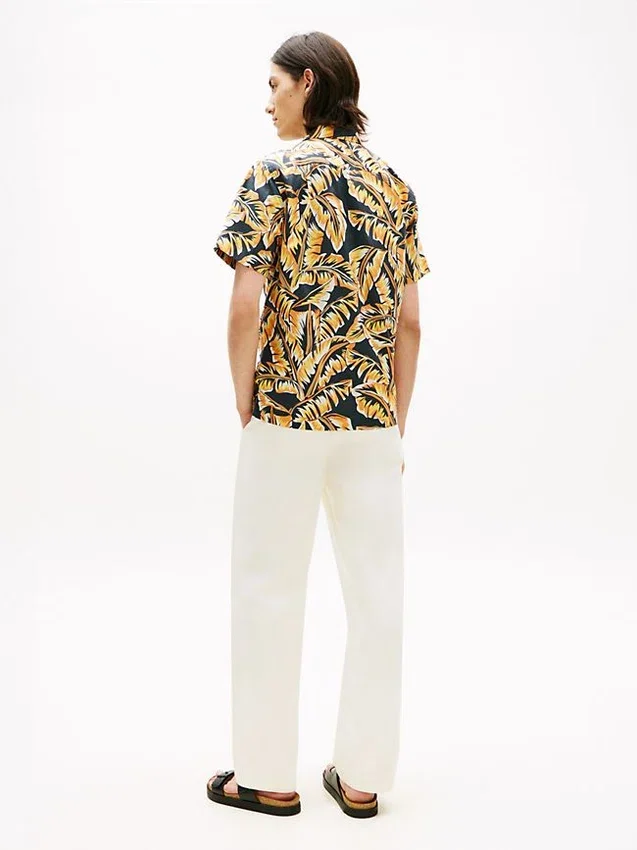 Camisa de acampamento com toque de papel e estampado de folhas de palmeira Camisa de acampamento com toque de papel e estampado de folhas de palmeira