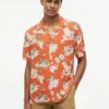 Camisa de acampamento de corte regular em mistura de linho com padrão floral Camisa de acampamento de corte regular em mistura de linho com padrão floral
