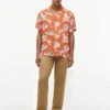 Camisa de acampamento de corte regular em mistura de linho com padrão floral Camisa de acampamento de corte regular em mistura de linho com padrão floral