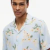 Camisa de acampamento de corte regular em mistura de linho com padrão floral Camisa de acampamento de corte regular em mistura de linho com padrão floral