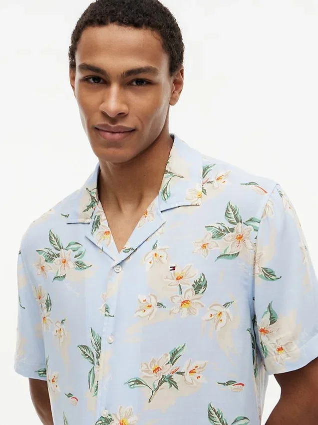Camisa de acampamento de corte regular em mistura de linho com padrão floral Camisa de acampamento de corte regular em mistura de linho com padrão floral