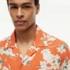Camisa de acampamento de corte regular em mistura de linho com padrão floral Camisa de acampamento de corte regular em mistura de linho com padrão floral
