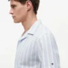 Camisa de acampamento em mistura de algodão e linho às riscas Camisa de acampamento em mistura de algodão e linho às riscas