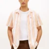 Camisa de acampamento às riscas com corte regular Camisa de acampamento às riscas com corte regular