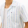 Camisa de acampamento às riscas com corte regular Camisa de acampamento às riscas com corte regular
