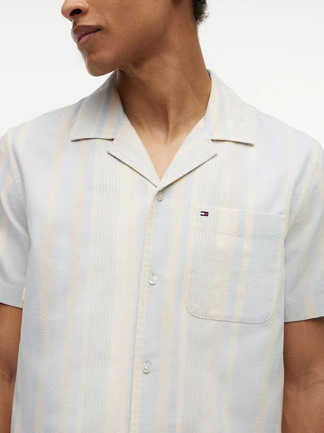 Camisa de acampamento às riscas com corte regular Camisa de acampamento às riscas com corte regular