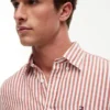 Camisa de algodão e linho às riscas com corte regular Camisa de algodão e linho às riscas com corte regular