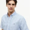 Camisa de algodão e linho às riscas com corte regular Camisa de algodão e linho às riscas com corte regular