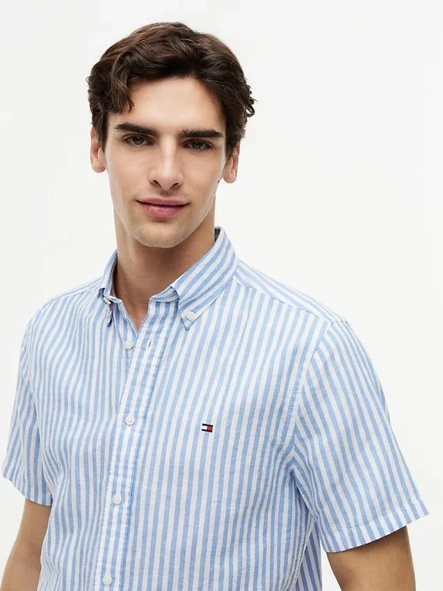 Camisa de algodão e linho às riscas com corte regular Camisa de algodão e linho às riscas com corte regular