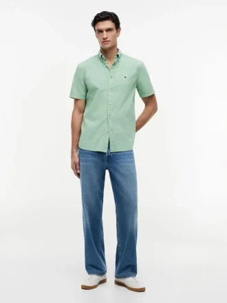 Camisa de corte regular tingida na peça