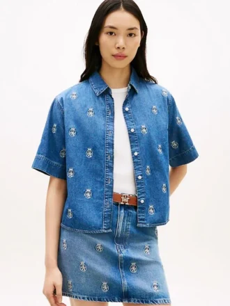 Camisa de ganga com emblema bordado em todo o tecido e corte descontraído